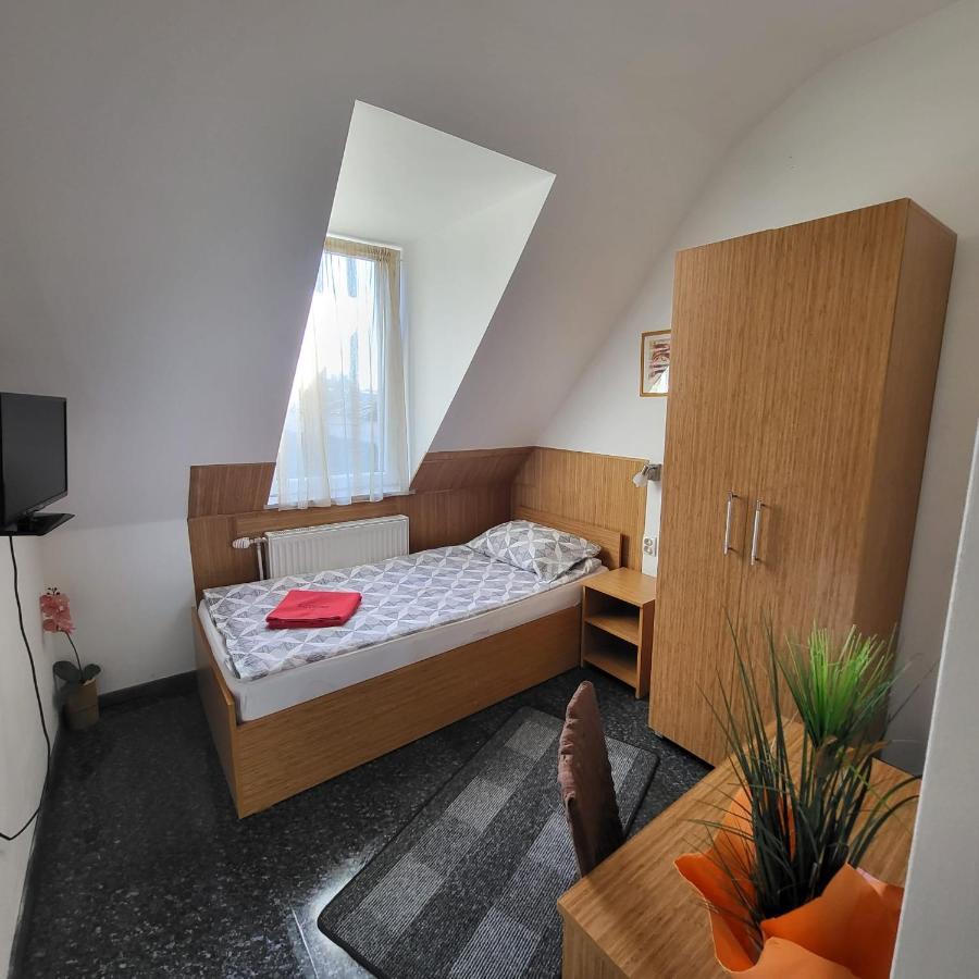 Pension Haus Baron 1 Neckarau Мангейм Экстерьер фото
