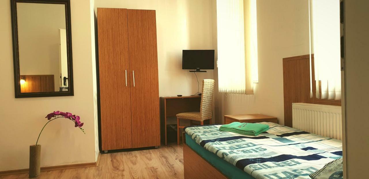 Pension Haus Baron 1 Neckarau Мангейм Экстерьер фото